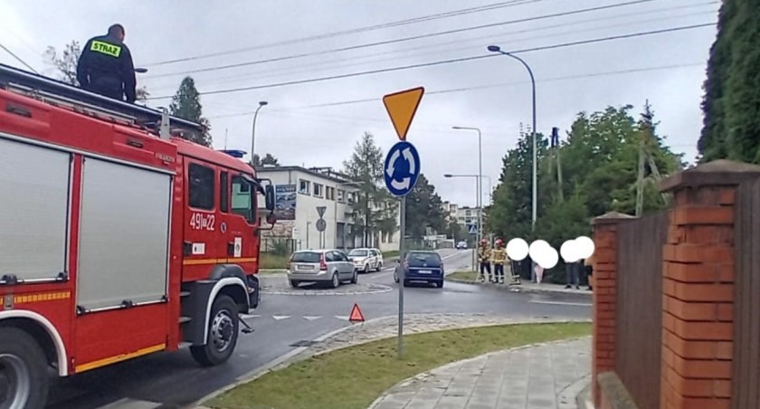 Kolizja na rondzie w Starachowicach. Na miejscu policjanci i straż pożarna