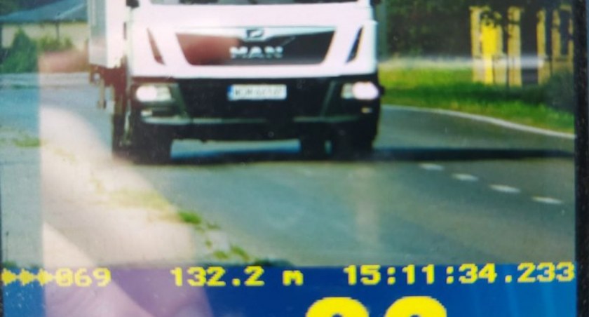 Zatrzymane prawo jazdy na trzy miesiące. Kierowca ciężarówki z nadmierną prędkością