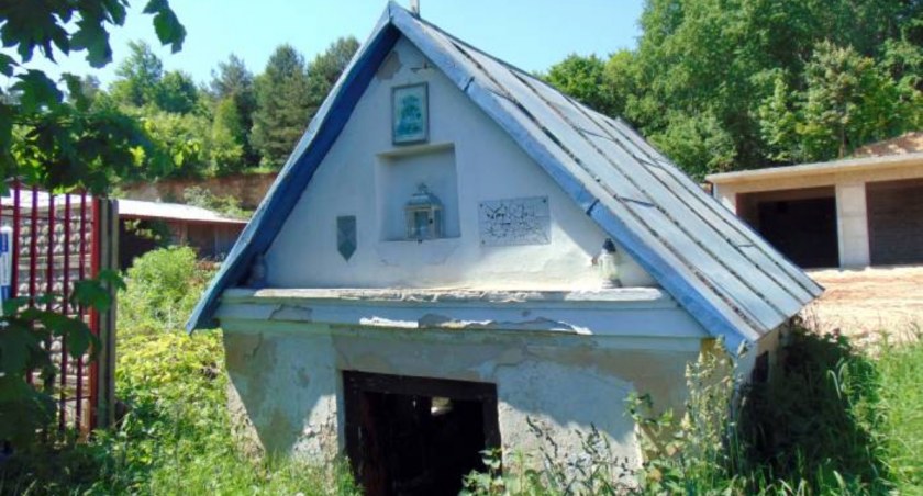 Kapliczka na trasie Starachowice - Wąchock do wyburzenia