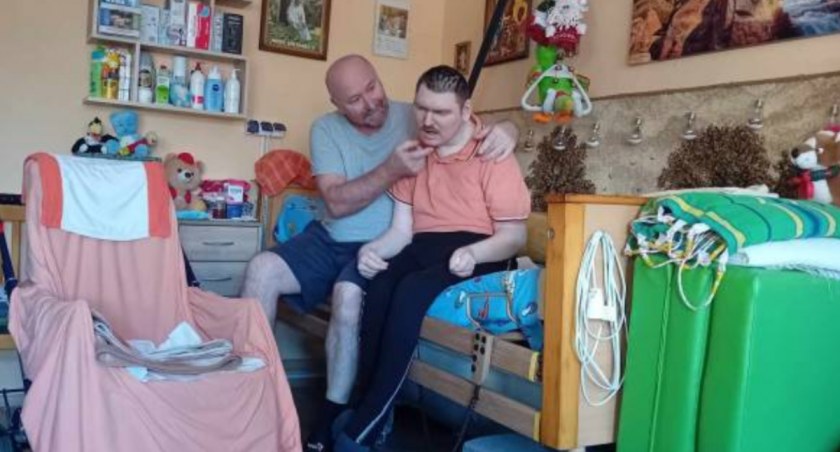 Dramat ojca i syna w Starachowicach. Zamknięci w czterech ścianach. Na wykup mieszkania ich nie stać