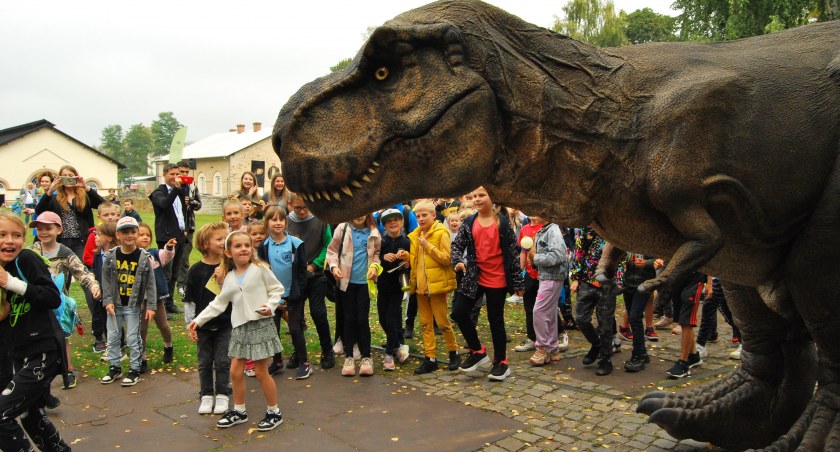 Dinozaur w starachowickim Muzeum zrobił furorę