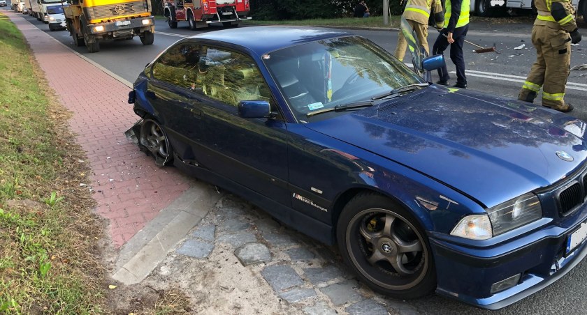 Kolizja samochodów na krajowej 42 w Starachowicach. Najechał na tył pojazdu
