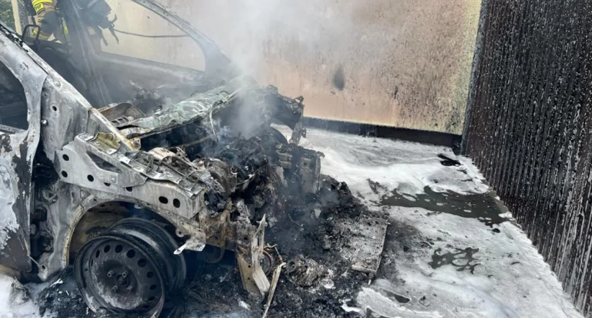 Pożar w Rzepinie Drugim. Stojący na posesji samochód spłonął