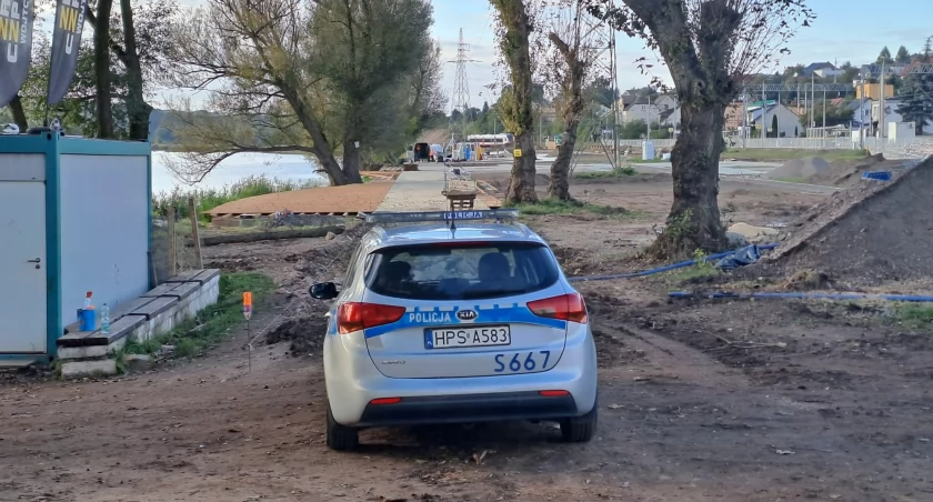 PILNE: dramatyczny wypadek w pobliżu zalewu Pasternik w Starachowicach. Policjanci na miejscu zdarzenia