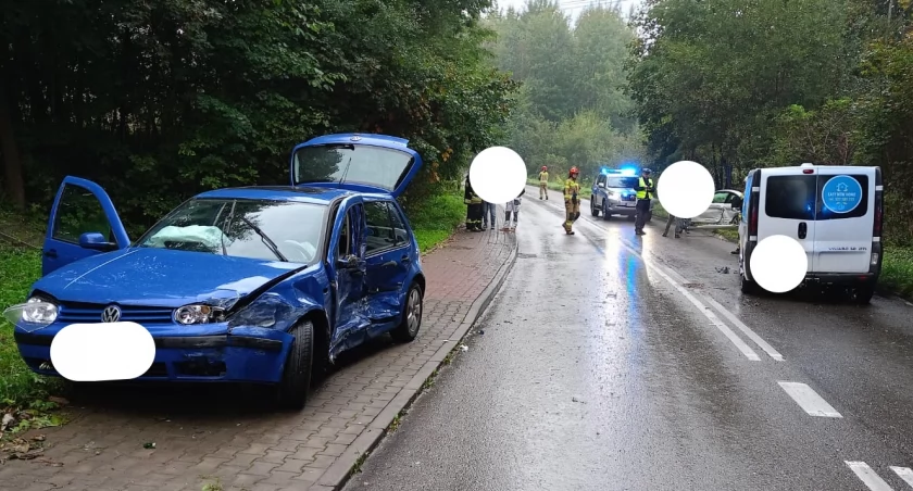 Zderzenie trzech samochodów w Pawłowie. Sprawca ukarany przez policjantów mandatem