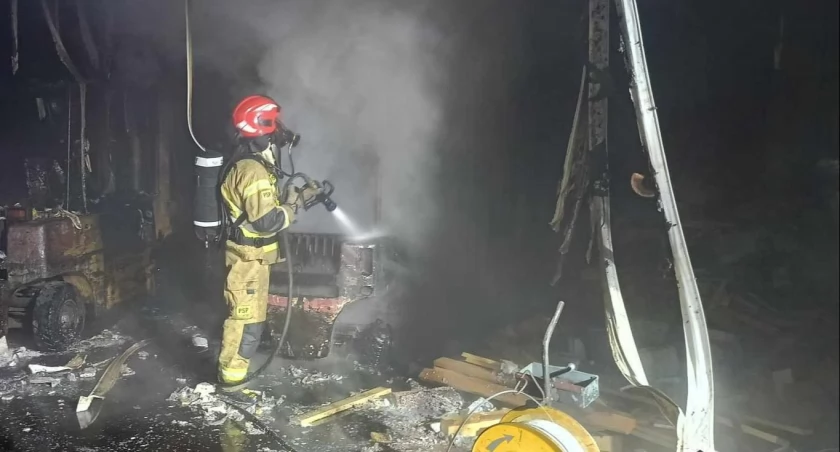 Z OSTATNIEJ CHWILI: pożar na terenie tartaku w Starachowicach. Pierwsze zastępy strażaków w drodze na miejsce