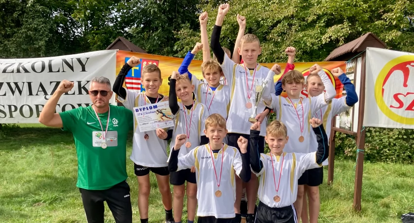 Triumf sztafety w finałach wojewódzkich. Brązowy medal dla reprezentacji SP nr 12 Starachowice 