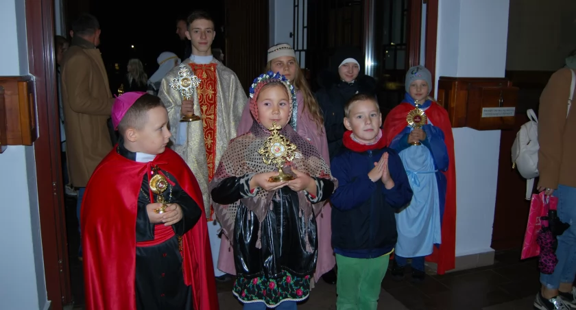 Święty Jan Paweł II szedł ulicami Starachowic ze św. Faustyną i innymi świętymi, czyli II starachowicka Noc Świętych