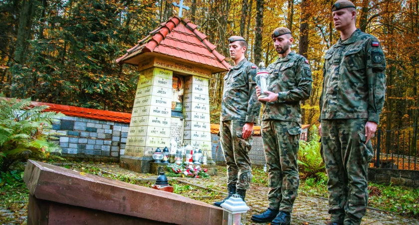 Żołnierska Pamięć. Terytorialsi 10 Świętokrzyskiej Brygady Obrony Terytorialnej oddają hołd poległym bohaterom walk o niepodległość