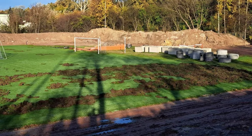 Zniszczona płyta główna stadionu w Starachowicach. Czyja to sprawka i kto za to zapłaci?