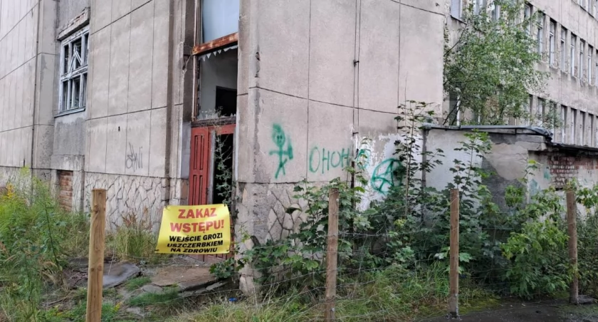 Dramatyczne zgłoszenie poderwało starachowickich policjantów i strażaków. Kto na dachu wołał o pomoc?