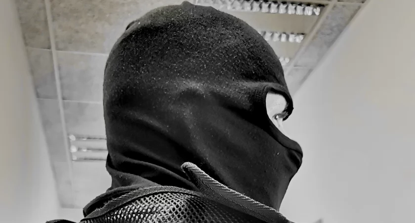 Zamaskowany mężczyzna w kominiarce i poszukiwania policjantów w Starachowicach