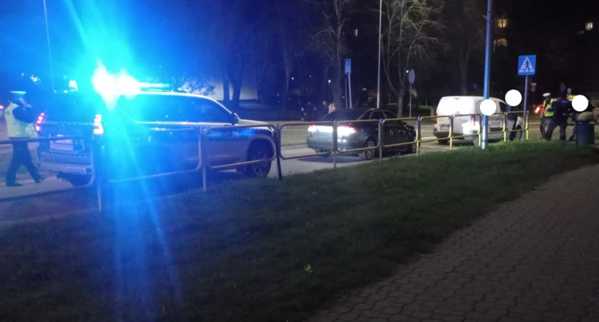 Zderzenie dwóch pojazdów i potrącenie w Starachowicach. 68-latka w szpitalu