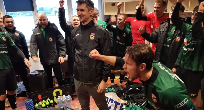 Star Starachowice z trzema punktami. Złoty gol Konrada Handzlika