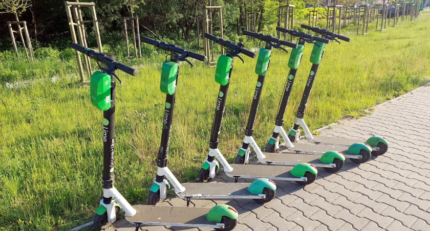 Kradzież w Starachowicach. Zabrał hulajnogę i odjechał na niej?