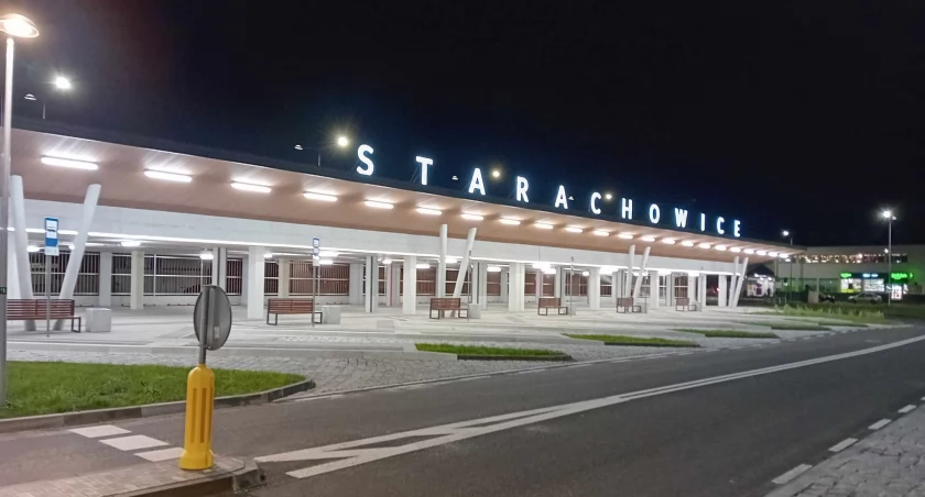 Nieużyteczny parking w Starachowicach Zachodnich, za to dobrze oświetlony