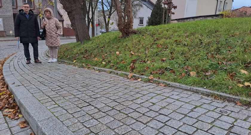 Ludzie się tu przewracają! Radny i mieszkańcy Starachowic apelują o barierki