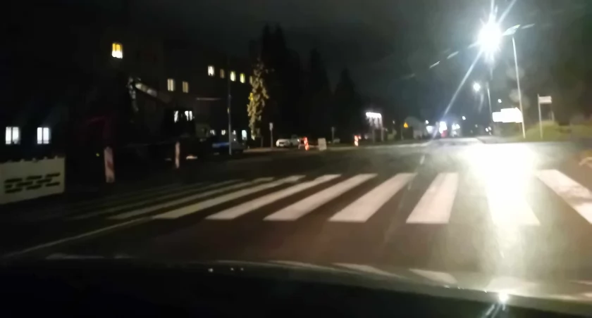 Przejścia nie ma, oświetlenia brak a piesi beztrosko chodzą po pasach koło policji. NIebezpieczne skrzyżowanie przy Al. Armii Krajowej w Starachowicach