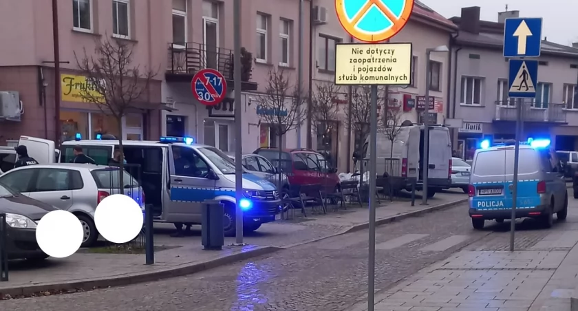 Policyjna akcja na Rynku w Starachowicach. Mężczyźni w kajdankach