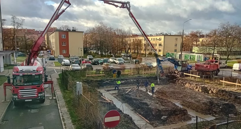 Na budowie przy ul. Lipowej w Starachowicach praca wre