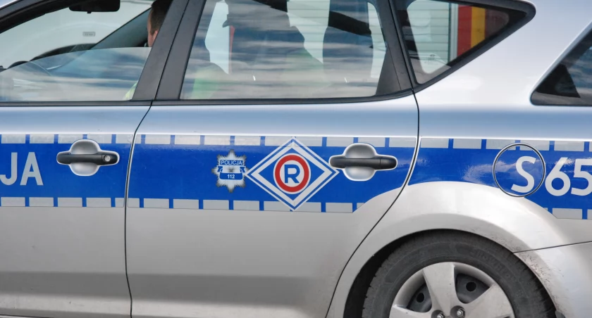 Policyjne zatrzymanie w rejonie targowiska w Starachowicach. Pijany w aucie?