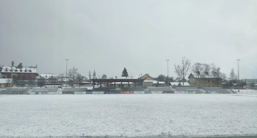Spotkanie Podhale Nowy Targ – Star Starachowice odwołane. Kto zapomniał odśnieżyć boisko o czasie?