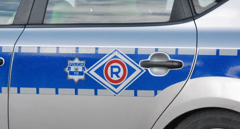 Kolizja w Adamowie. Skasował ogrodzenie i odjechał z miejsca zdarzenia