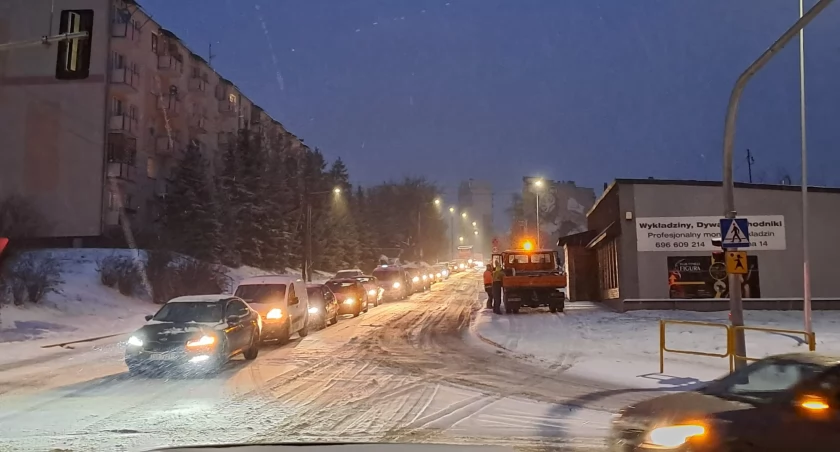 Tragiczne warunki na naszych drogach. Na terenie gminy Mirzec dachował bus