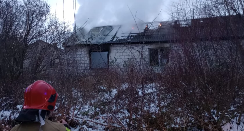 Pożar budynku w Rzepinku. Płomienie błyskawicznie przeniosły się na dach [ZDJĘCIA]