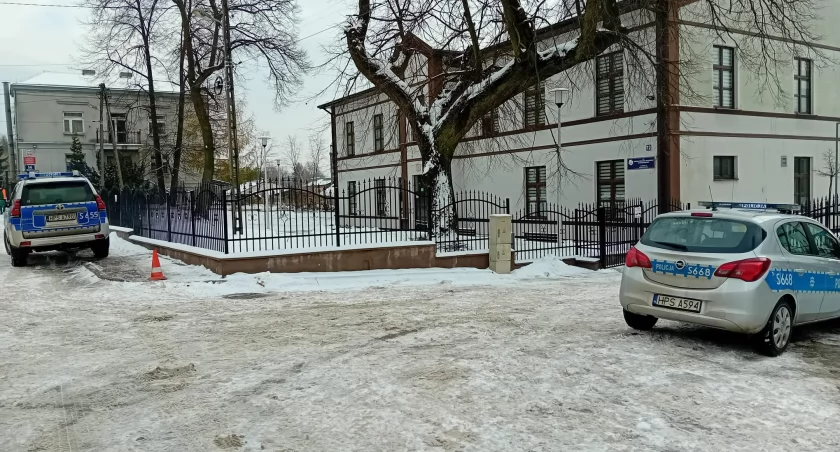 Z tasakiem w ręku między uczniami. Dramatyczny moment w starachowickim OHP