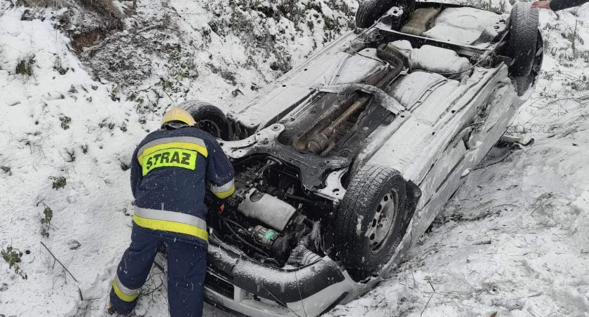 Kraksa dwóch samochodów i dachowanie na drodze wojewódzkiej. Poszkodowanym pomocy udzielali strażacy