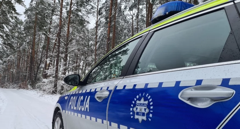 Śmierć w mieszkaniu w Starachowicach. Na miejscu policjanci i pracownik Centrum Usług Społecznych