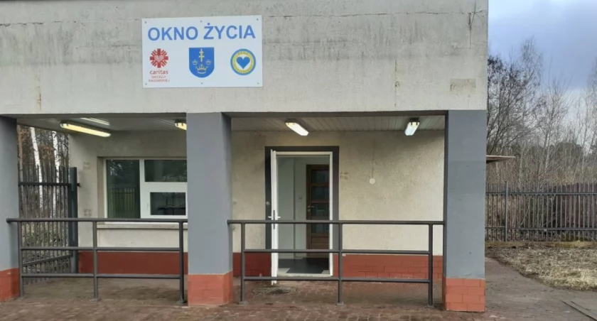 Policjanci pod oknem życia w Starachowicach. Co wydarzyło się w piątkowy, późny wieczór?
