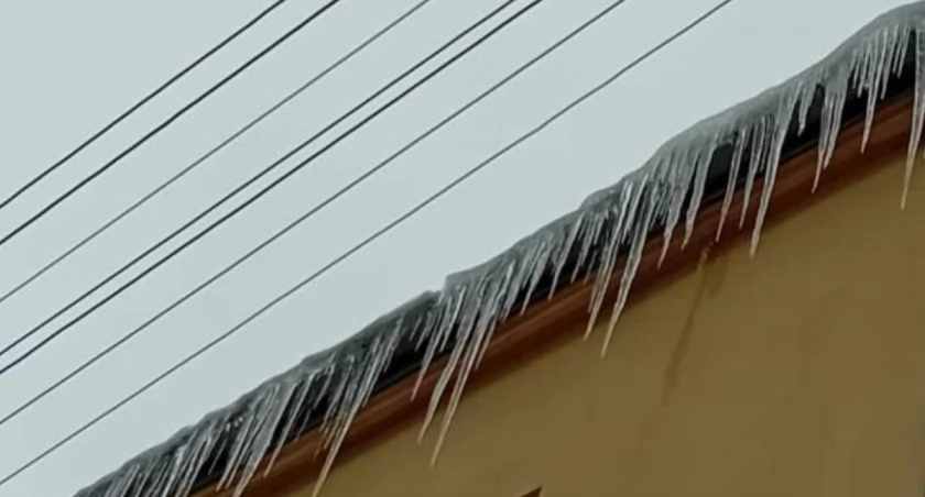 Sople lodu zniszczyły samochód w Starachowicach. Musiała interweniować straż pożarna
