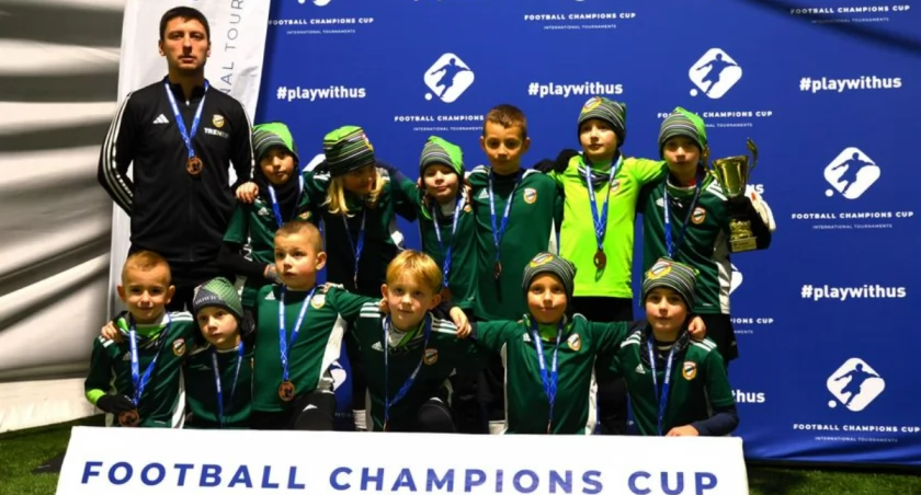 Młodzi żacy AP SKS Star Starachowice z brązowymi medalami Football Champions Cup
