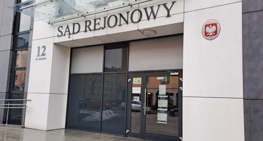 Scysja w salonie sieci komórkowej w Starachowicach. Mężczyzna i jego córka zeznają przed sądem
