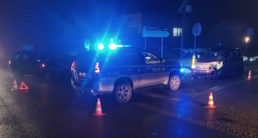 Wypadek na skrzyżowaniu w Ambrożowie. Który z kierujących wymusił pierwszeństwo?