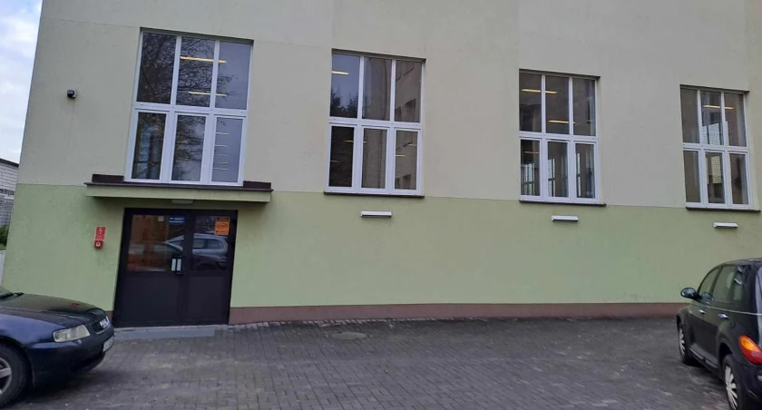 Ograniczenia wejść w I LO w Starachowicach - rodzice mają pretensje, dyrekcja odpowiada