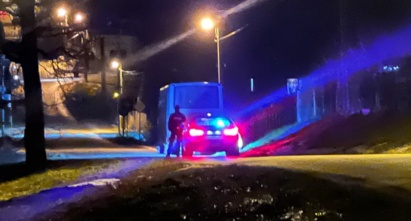 Zderzenie dwóch samochodów w Rudzie. Policjanci starachowickiej drogówki na miejscu