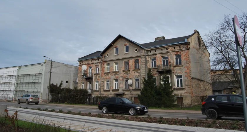 Ponad 100-letnia kamienica na wjeździe do Starachowic przestanie straszyć wyglądem...