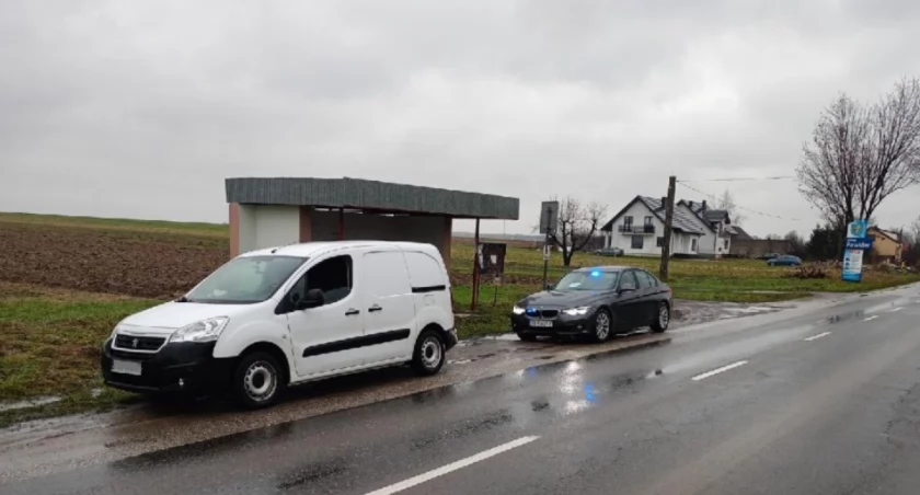 Alkoholowa wpadka kierowcy peugeota. Zatrzymany w Tarczku