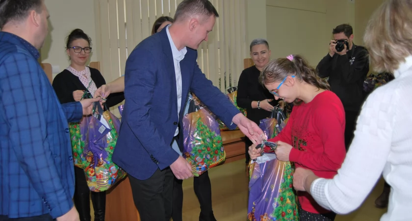 Świąteczne paczki dla wszystkich dzieci w Starachowicach, bez wyjątku