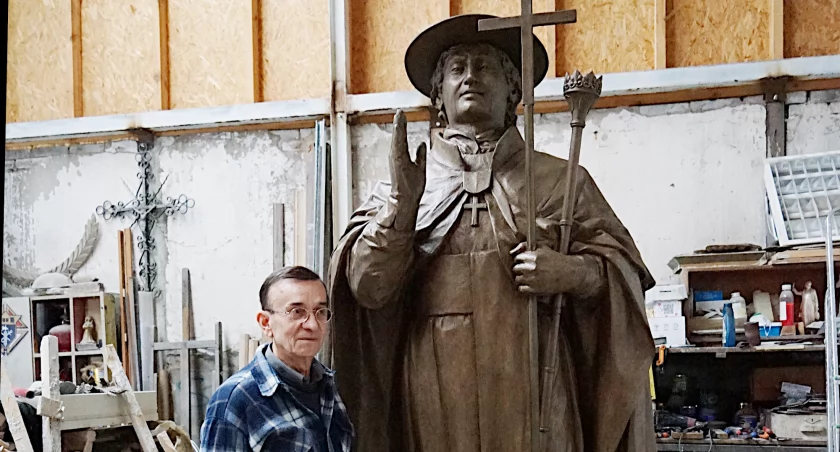 Wojciech Ziemnicki ze Starachowic wyrzeźbił pomnik, który stanął w Siennie