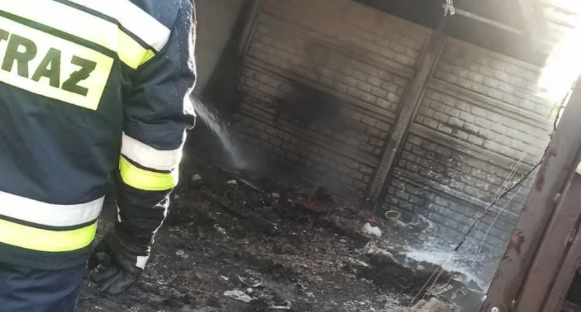 Pożar w Jadownikach. Ogień w budynku gospodarczym 