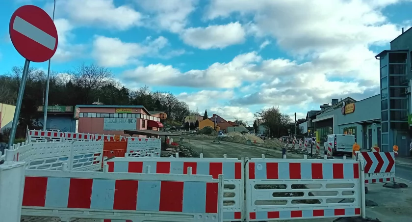 Prace przy budowie wiaduktu w Starachowicach postępują, ale...