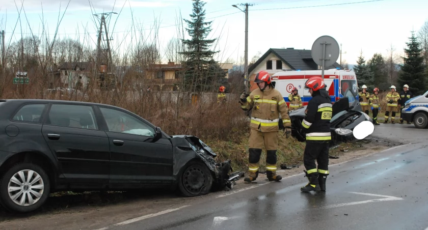 Koszmar na drogach powiatu starachowickiego. Wypadek w Tychowie Starym, pasażer zakleszczony w aucie