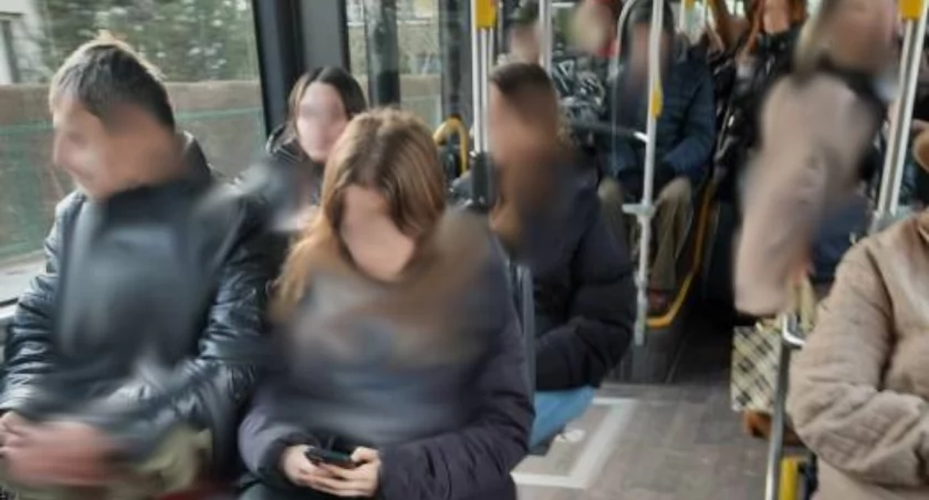 Młodzież niczym zombie w autobusach