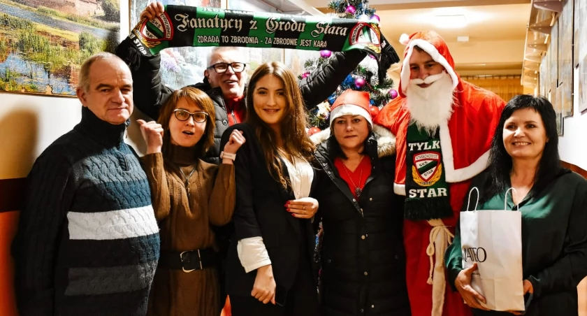 Zielono-czarny Mikołaj rozświetlił serca najmłodszych. Świąteczna akcja stowarzyszenia Wiara Stara