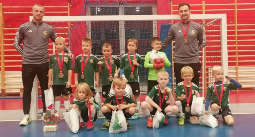Sukces futbolistów Akademii Piłkarskiej SKS Star Starachowice na turnieju Smoka. Zrobili to po raz pierwszy
