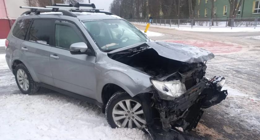 Wypadek w Starachowicach. Zderzenie autobusu z samochodem osobowym [ZDJĘCIA]